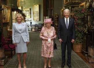 La regina Elisabetta riceve Joe e Jill Biden al castello di Windsor