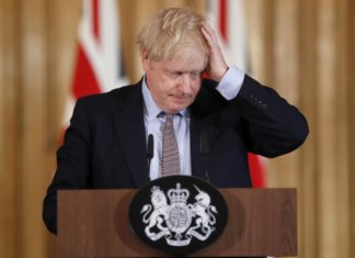 Regno Unito, un deputato dei Tory contro Johnson: “Resiste in stile Trump”