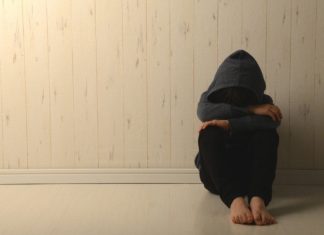 Papà orco tortura il figlio di 6 mesi