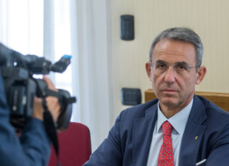 Scuola, Costa: “Valutare l’introduzione dell’obbligo vaccinale per il personale”