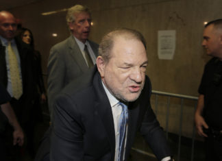 Molestie, Weinstein estradato in California: 11 nuove accuse di volenza sessuale