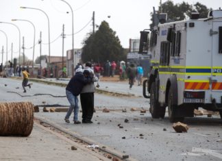 Sudafrica, scontri per l’incarcerazione di Zuma: il bilancio delle vittime sale a 72