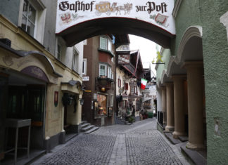 Austria, auto sulla folla al mercato: almeno 13 feriti, 3 gravi