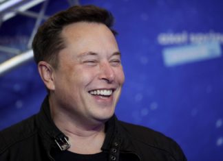 Tesla, Musk: “Cybertruck potrebbe essere un flop, ma non importa, il design resta lo stesso”