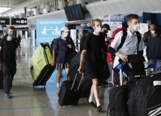 Covid, Farnesina: “Viaggi all’estero comportano rischi sanitari”