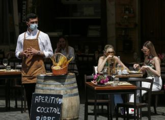 Covid, il nuovo decreto: ristorante al chiuso con green pass dal 6 agosto, niente discoteche