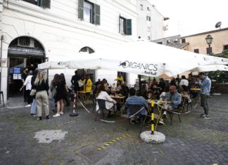 Covid, dal 5/8 green pass per tavoli al chiuso bar e ristoranti. Chiuse le discoteche