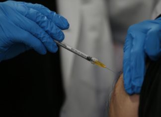 Vaccini, Asl Napoli 2: stop alle prime somministrazioni, mancano le dosi