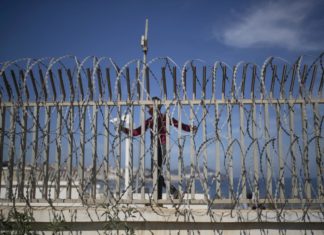Migranti, 100 provano a scavalcare la recinzione a Melilla: 2 agenti feriti