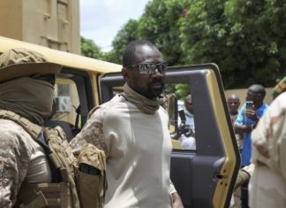 Mali, attaccato il presidente ad interim in Gran moschea di Bamako