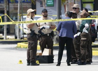 Philadelphia, trivella si ribalta e schiaccia un uomo