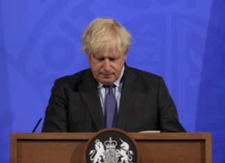 Covid, Johnson: “Aprire ora, nei mesi freddi le condizioni più difficili”