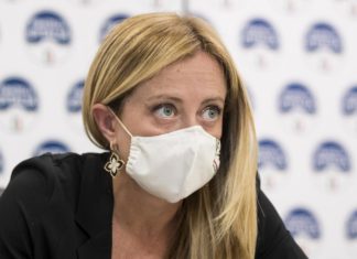 FdI, Meloni: “Manifesti con me a testa in giù, arriverà la condanna della sinistra?”