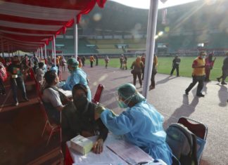 Covid, in Indonesia vaccinazioni di massa: in atto misure d’emergenza