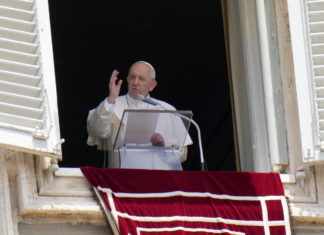 Papa al Gemelli: condizioni migliorano, sta riprendendo il lavoro