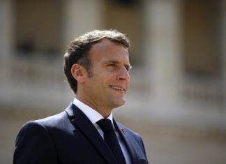 Macron in Polinesia: “Francia in debito per i test atomici”. Ma non si scusa