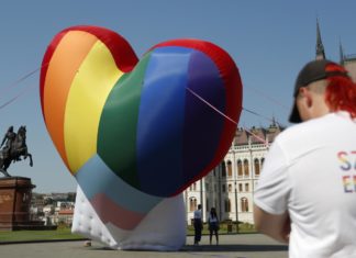 Ungheria, migliaia al Gay Pride di Budapest: sfida a Orban dopo la legge anti-Lgbtq