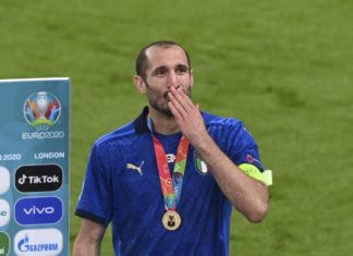 Euro 2020, Chiellini dorme con la Coppa: seguo la tradizione di un grande maestro