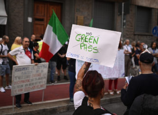‘No green pass’: manifestazione sotto casa del sindaco Ricci. Lui: “Non mi intimidite”