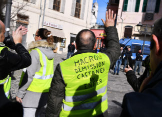 Covid, in Francia proteste contro pass sanitario, Australia in piazza contro lockdown