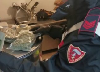 Reggio Emilia, spacciava nel parcheggio del supermercato: arrestato