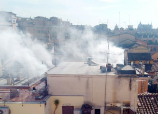 Torino, incendio in una palazzina: due feriti ustionati