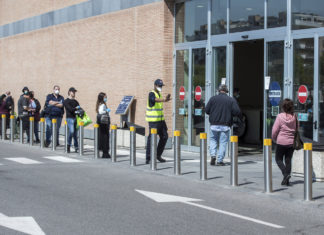 Roma, fermato all’ingresso del supermercato perché senza mascherina: torna e spara