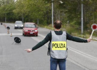 Roma, controlli su strada della polizia: 9 arresti