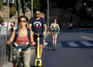 Milano, 13enne cade dal monopattino a Sesto san Giovanni: è grave