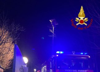 Milano: incendio in un capannone a Gessate, in corso le operazioni di spegnimento