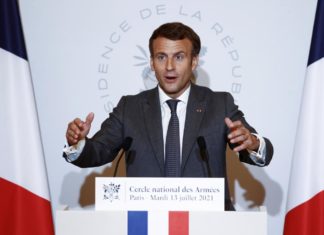 Libano, Macron: “Politici hanno fatto i propri interessi, il popolo merità di più”