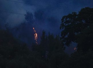 Incendi, rogo sulle colline di Lucca: in azione due elicotteri