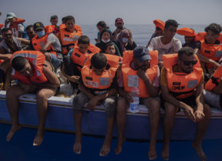 Migranti, a Lampedusa mille nell’hotspot. In mare alla deriva altri 800