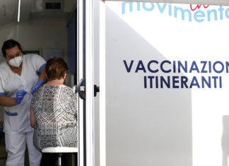 Covid, Crisanti: “In autunno nuovo ciclo di vaccini per tutti”