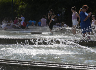 Caldo e afa da bollino rosso in 10 città. Al centro-sud è emergenza incendi