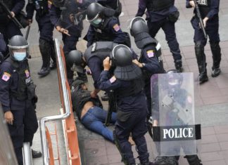 Thailandia, scontri tra polizia e manifestanti anti-governativi a Bangkok