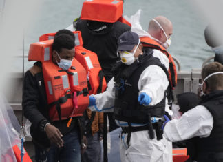 Migranti, nuovi sbarchi a Lampedusa, oltre 800 nell’hot spot