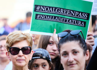 Green pass, mille persone in piazza a Trento: in corteo anche no vax