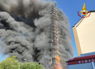 Milano, i vigili del fuoco ancora sul posto impegnati a spegnere i focolai ancora attivi