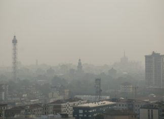 Milano, incendio in un palazzo di 15 piani in via Antonini