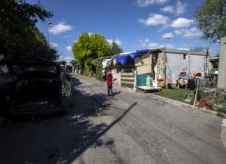 Roma, mascherato da clown deruba una donna poi tenta l’estorsione. Fermato dalla Polizia