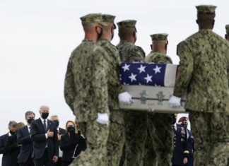 Afghanistan, attacco all’aeroporto di Kabul. Biden: le operazioni continuano