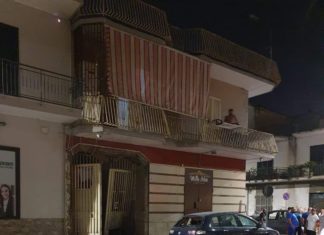 Afragola, bomba devasta il portone di un palazzo
