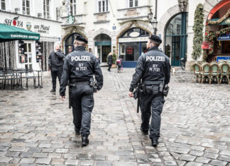 Noleggiano auto in Baviera e modificano telai e documenti in Italia, presi un 30enne e un 34enne di Castelvolturno