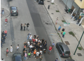 Fuorigrotta, voragine inghiotta auto nel rione Lauro: tragedia sfiorata, esplode l’ira dei residenti