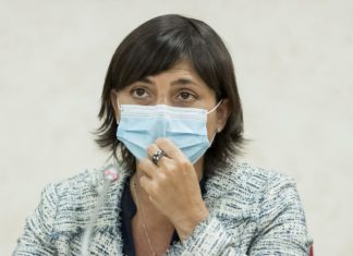 Migranti, Serracchiani: “Non discriminare bambini figli di irregolari”