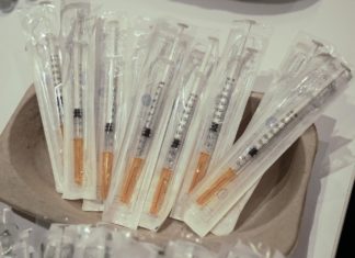 Vaccini, verso terza dose già a ottobre per fragili. Fnomceo: “Per gli altri aspettiamo”