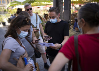 Vaccini, la Francia sospende 3mila operatori sanitari. In Austria stop sussidi a chi rifiuta il posto per l’obbligo
