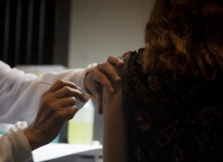 Vaccini, Ema: “Valutiamo la terza dose Pfizer e Moderna per gli immunodepressi”