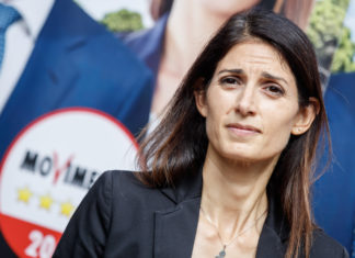 Roma, Campidoglio: Raggi firma l’ordinanza di sgombero del campo rom ‘La Barbuta’